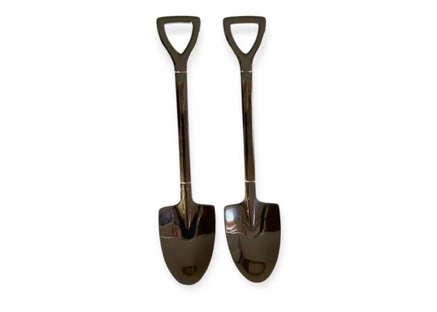 Фото 1 - Декоративная ложка в форме лопаты серебристого цвета.