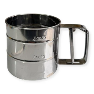 Сіто металевою ручкою