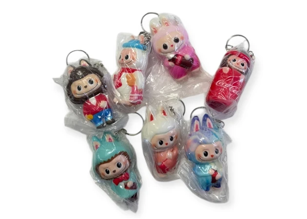 Фото 1 - Брелок-сквіш «Laabubu з Coca-Cola»